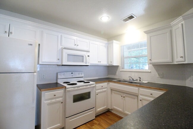 Foto del edificio - January FREE On This 1 Bedroom 1 Bath Duplex in Navy Hill Area in Olathe