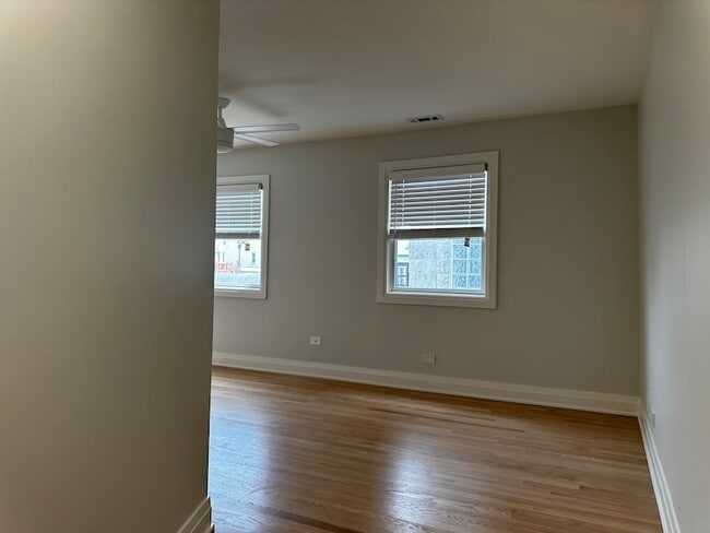 Building Photo - 869 N Hermitage Ave