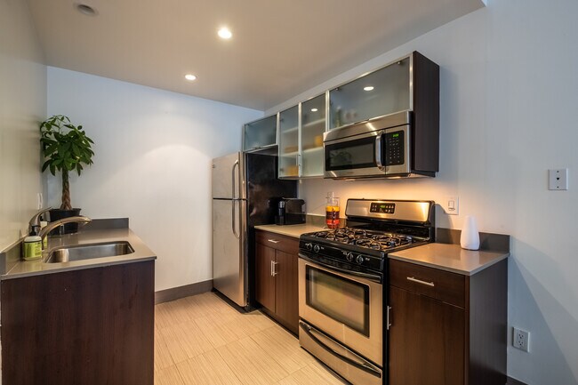 Foto del edificio - 329 S Clark Dr