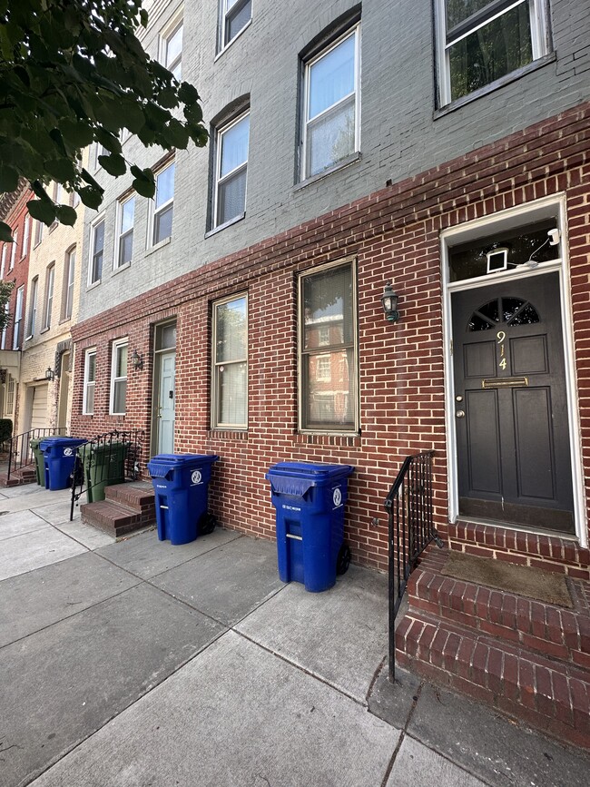 Building Photo - 914 S Hanover St