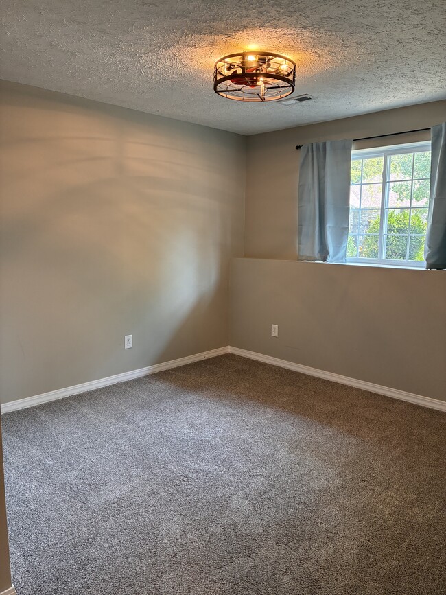 Building Photo - 1107 E Robin St
