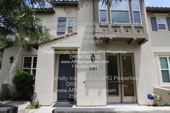 Building Photo - 3 Bedroom / 2.5 Bathroom Townhome with 2 c...