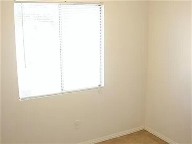 Building Photo - Super cute downtown living