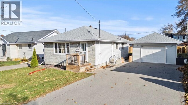 Building Photo - 14 Westmount Ave
