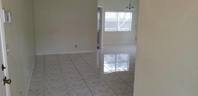Foto del edificio - 10780 Cypress Lake Ter