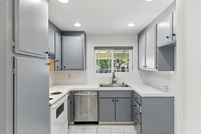 Building Photo - Charming 4 Bedroom 2 Bath Home in the Ever...