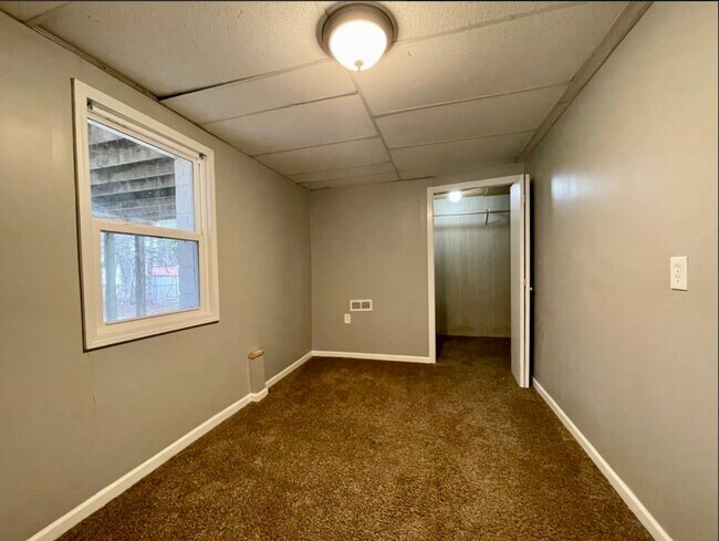 Building Photo - Outstanding 5 Bedroom 2 Bathroom Single Fa...
