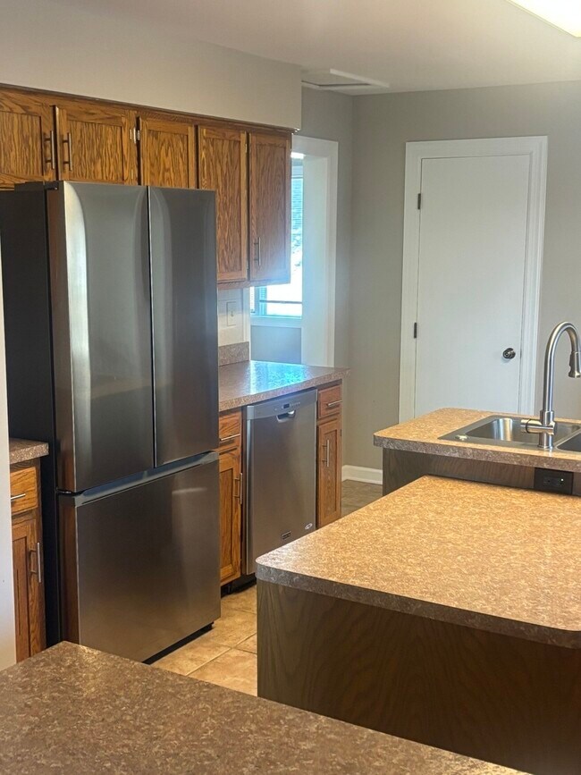 Building Photo - 21 Lakeview Pl