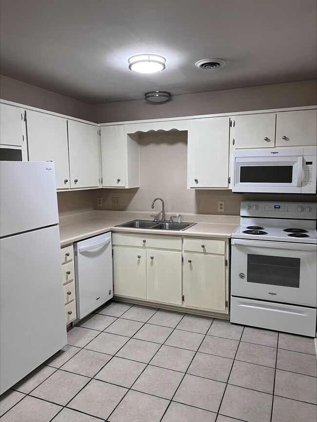 Building Photo - 135 Hicks Rd