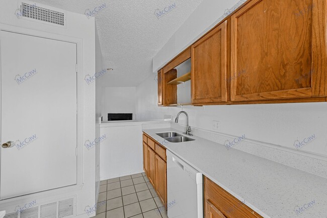 Building Photo - Charming and Well-Maintained Unit in a Fri...