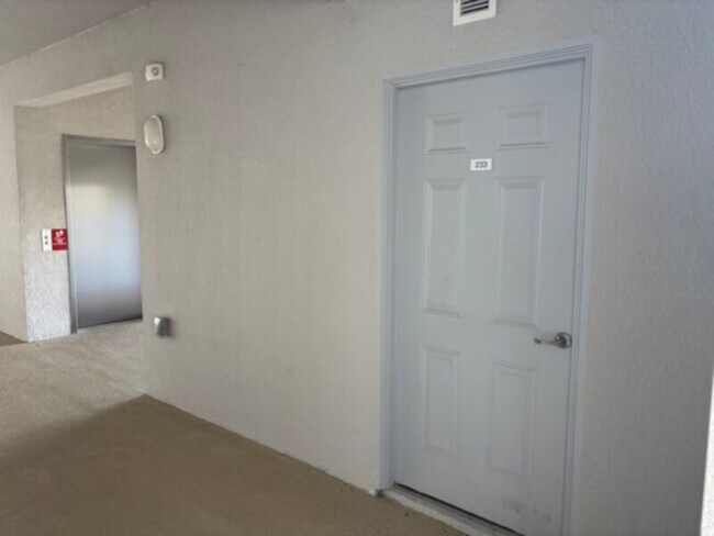 Foto del edificio - Beautiful 2 Bed 2 Bath Condominium! Water ...