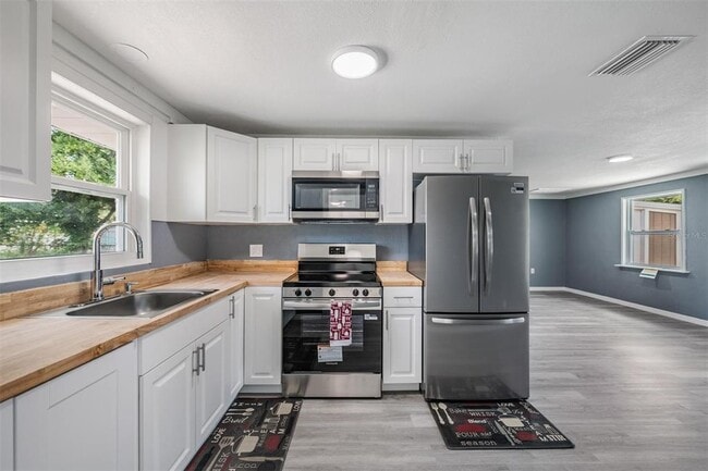 Building Photo - 636 Stremma Rd