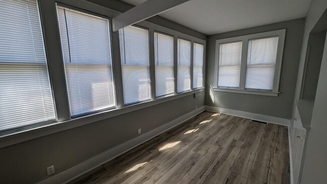 Building Photo - 838 E 3rd St