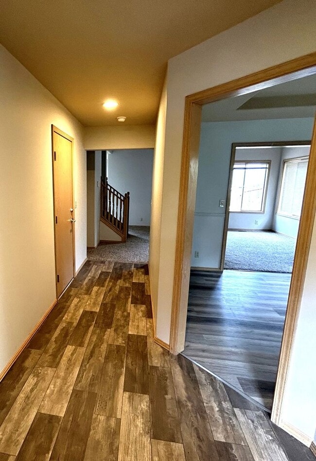 Building Photo - Large 4 bedroom 2.5 bath home in Glen Eagle