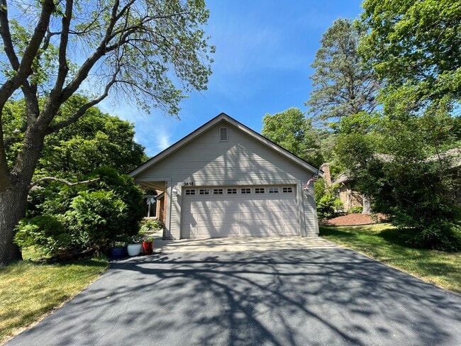 Building Photo - 5858 Red Cherry Ln
