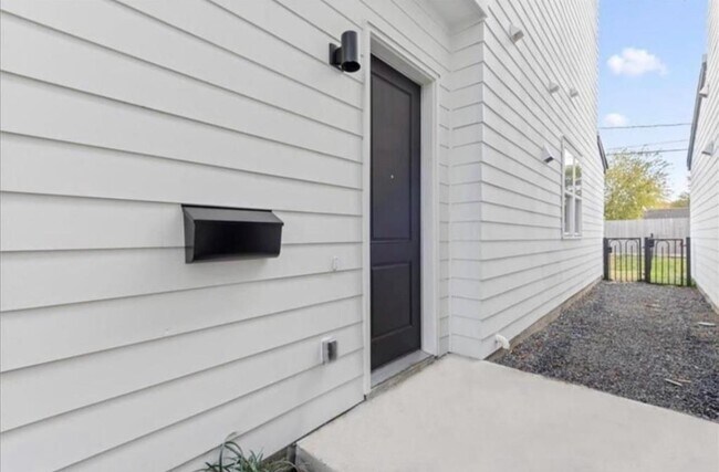 Foto del edificio - 3233 Real St