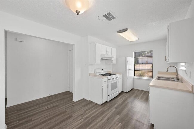 Building Photo - 1303 Dominique Dr