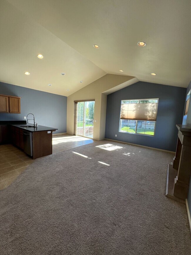 Foto del edificio - Spacious 6-Bedroom Home with 2 Kitchens in...