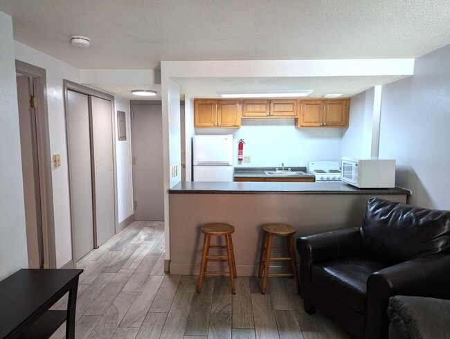 Foto del edificio - High Rise Living Directly Across the Street from Campus!