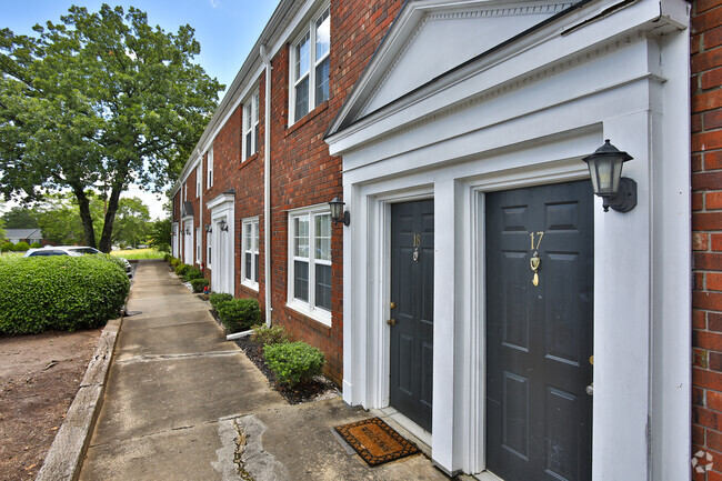 Foto del edificio - Addison Townhomes