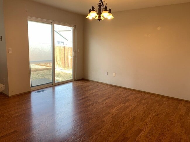 Building Photo - AVAILABLE NOW! Beautiful 3 bed/ 2 bath Single Family Home