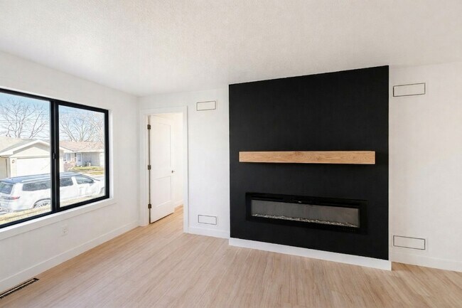 Chimenea en la sala de estar - 3101 Shadyside Dr