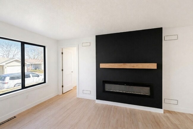 Fireplace in Living Room - 3101 Shadyside Dr