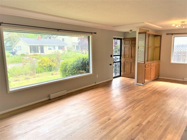 Foto del edificio - Spacious Mt Scott 3 bedroom house- Fenced backyard- Garage- W/D