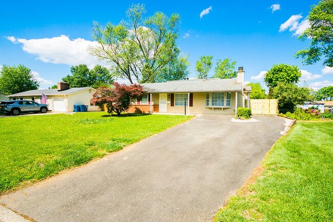 Photo - 105 N Cypress Rd House