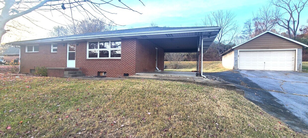 Foto principal - Single family brick home with full unfinis...