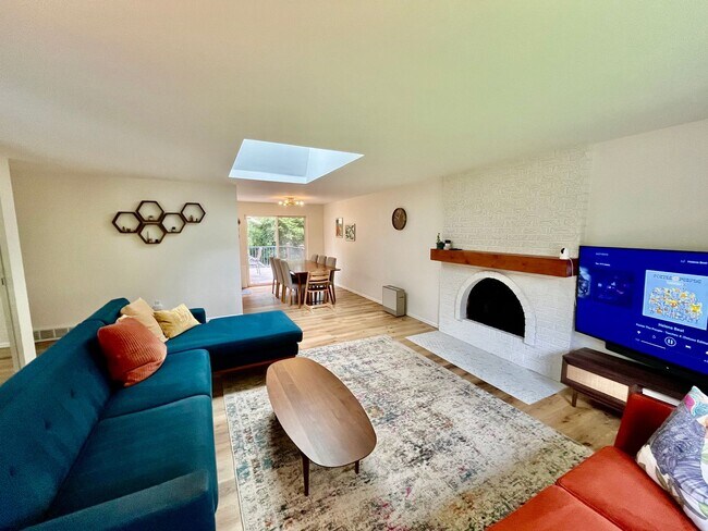 Foto del edificio - Spacious 5 Bed 3 Bath Home with In-Law Suite and huge yard in Olympic Hills
