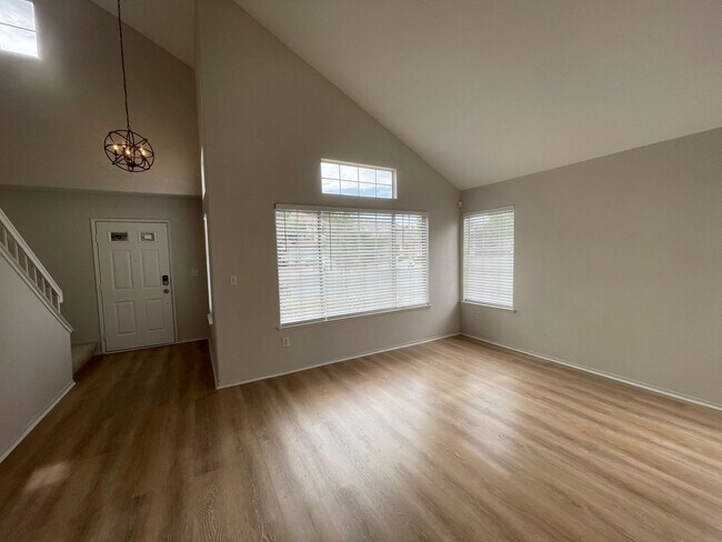 Foto del edificio - Beautiful 3 Bed 2.5 Bath Home with SOLAR i...
