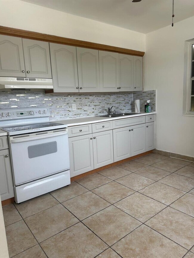 Foto del edificio - 3452 SW 7th St