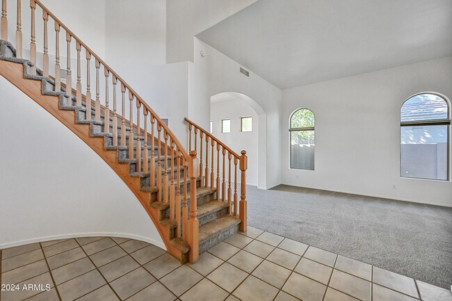Building Photo - 4633 E Robin Ln