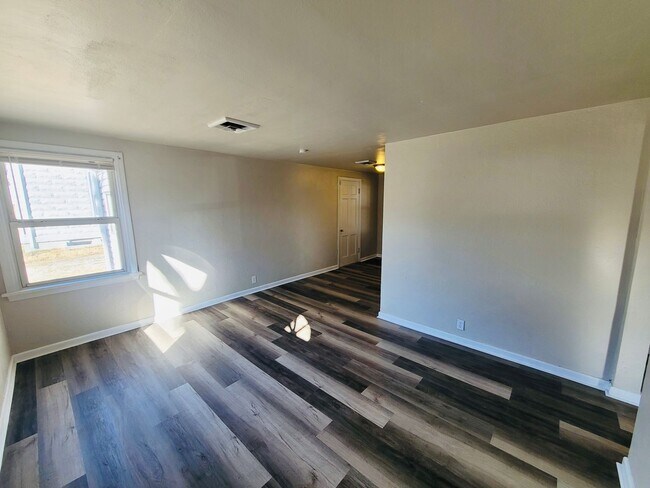 Building Photo - 2BD Home, Screened Porch & large Backyard!"