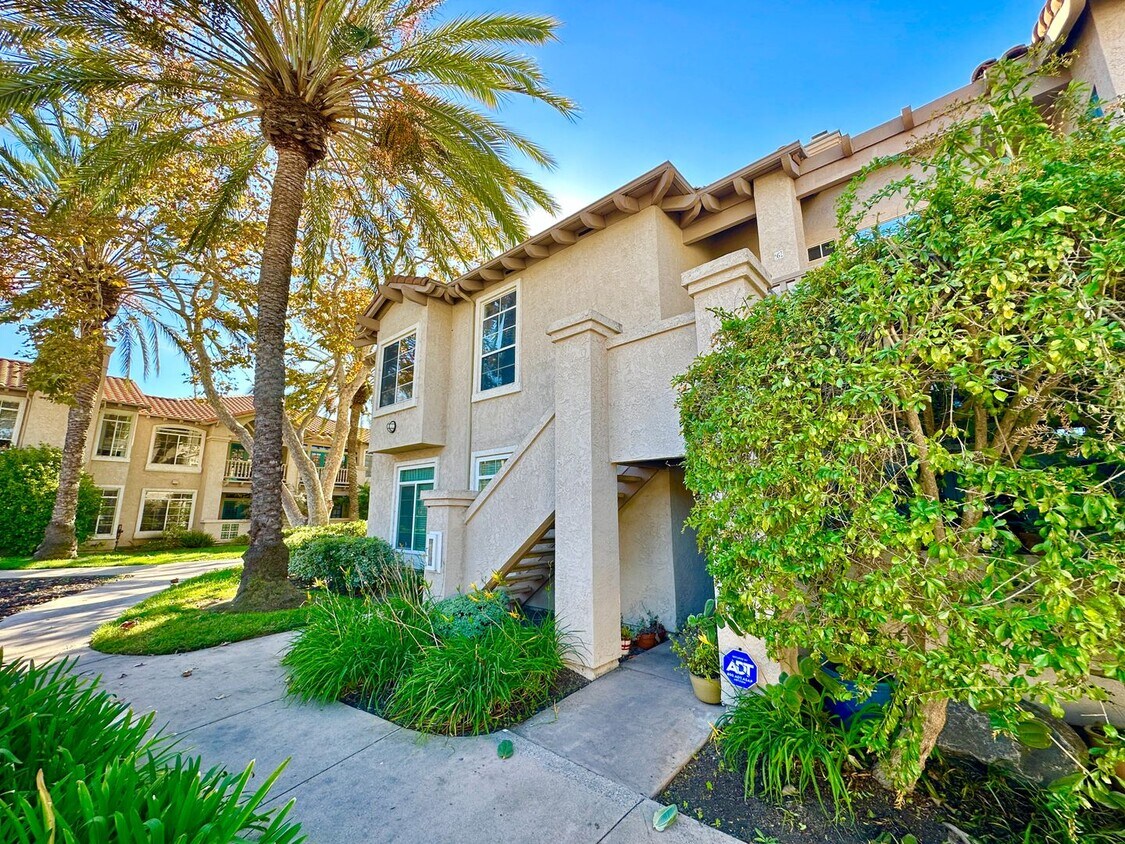 Foto principal - Beautiful Upstairs Condo Unit in the Priva...