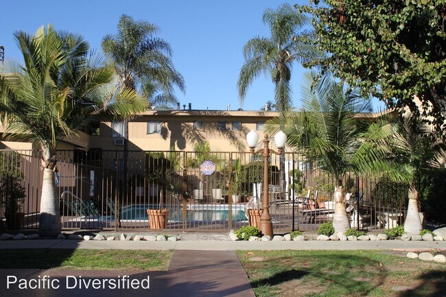 Building Photo - 633 N Vine Ave