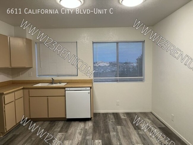 Building Photo - 2BD/1BTH 1ST FLOOR APARTMENT