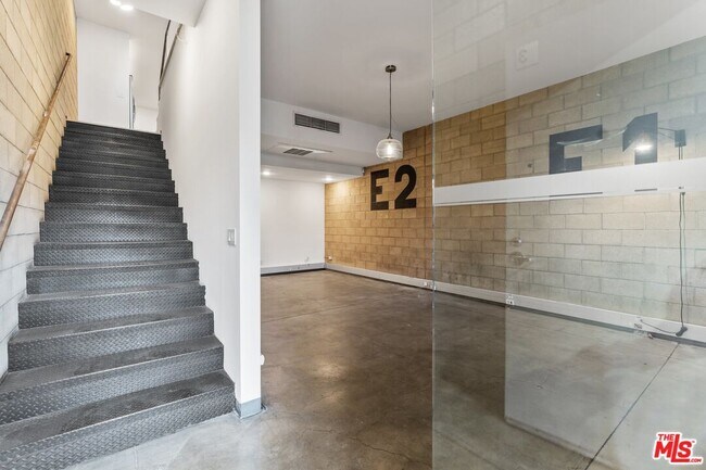 Foto del edificio - 6615 Melrose Ave