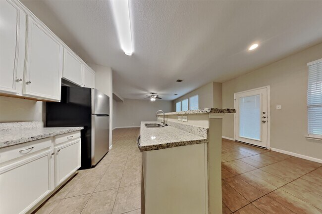 Foto del edificio - 21415 Flower Valley Cir