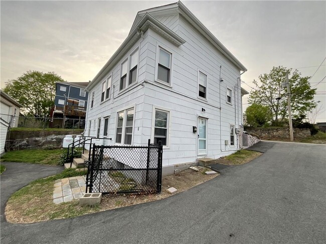 Building Photo - 27 Mill St