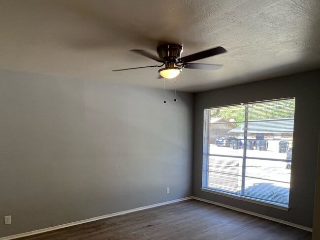 Building Photo - 2925-2925 Bernice Dr