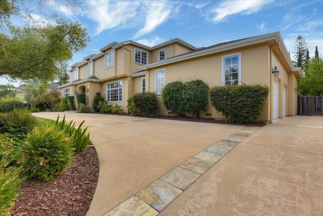 Building Photo - 885 Hillcrest Dr