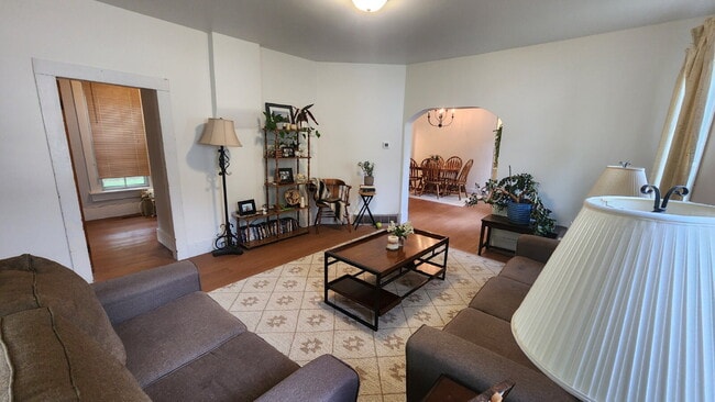 Building Photo - 4+ Bedroom Home Near Local Schools and Par...