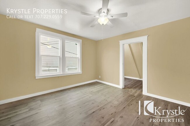 Building Photo - Charming and Updated 2-Bedroom Apartment w...