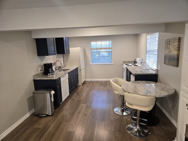 cocina completa - 2708 Pin Oak Ln