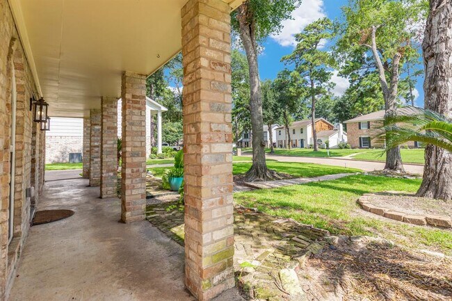 Building Photo - 8123 Devonwood Ln