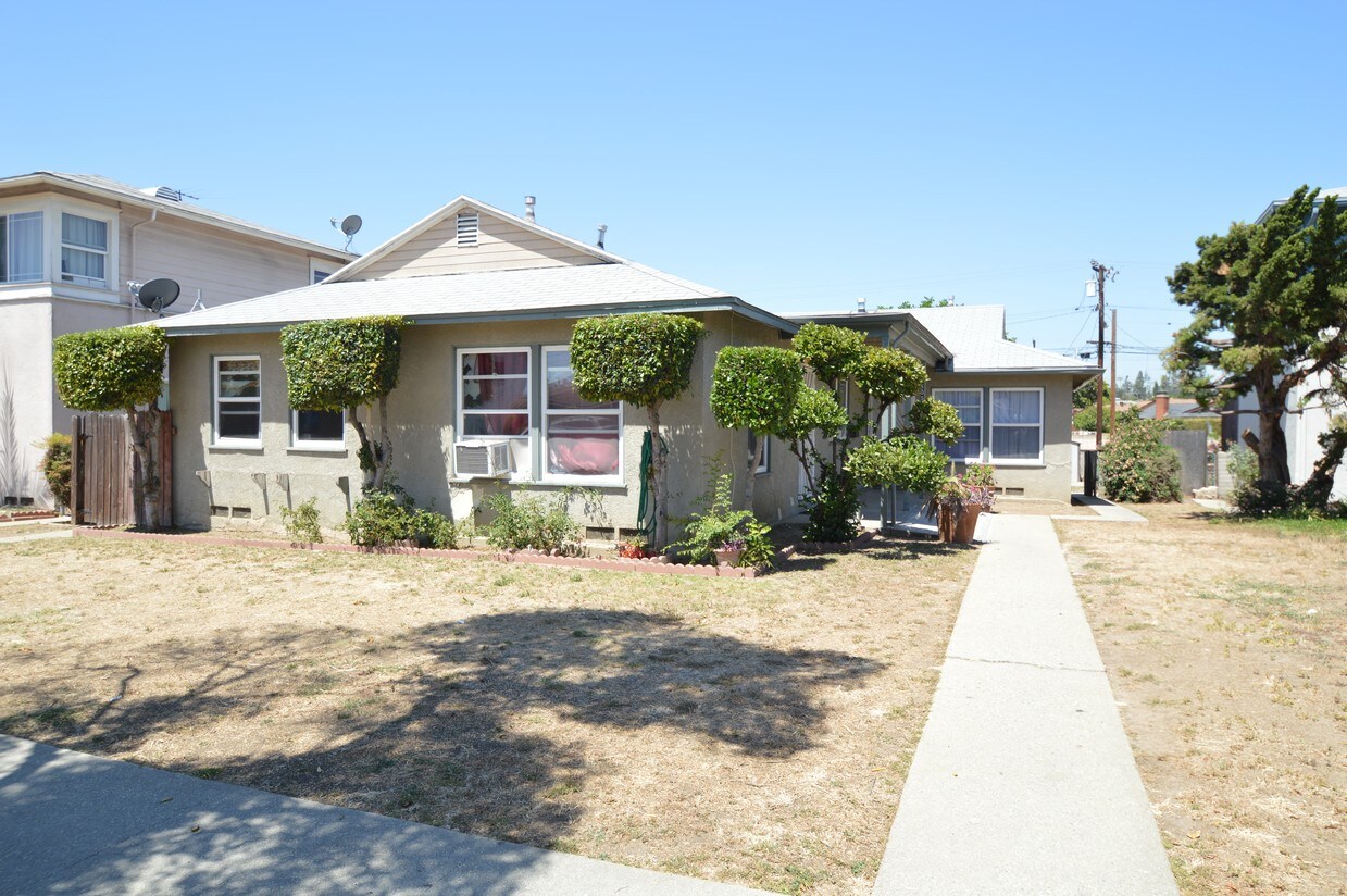 Primary Photo - 2409 Schoolside Ave
