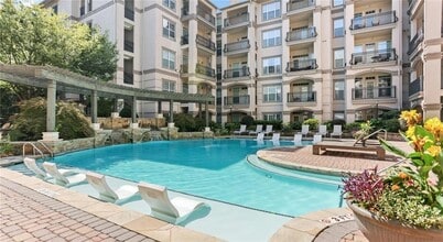 Building Photo - 2910 Clairmont Rd