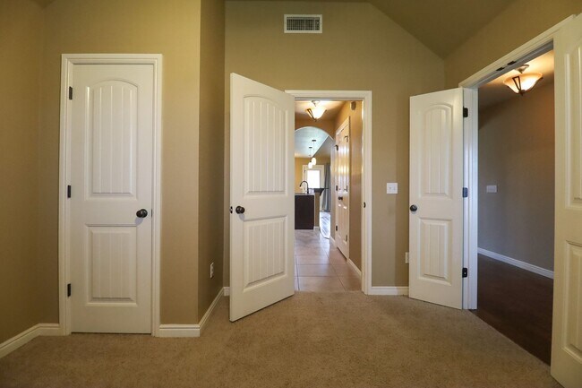 Building Photo - 4 Bedroom Home Available For June Move In!...